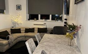 Central Sheffield 3-Bed Apt Sleeps 6 With Parking